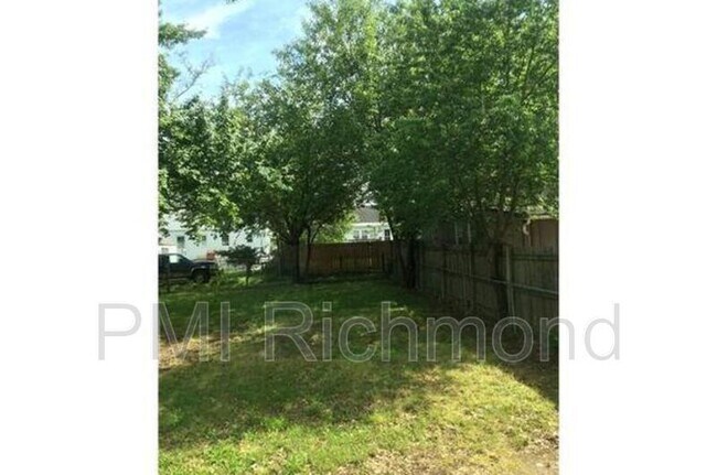 Building Photo - 2705 Dellrose Ave