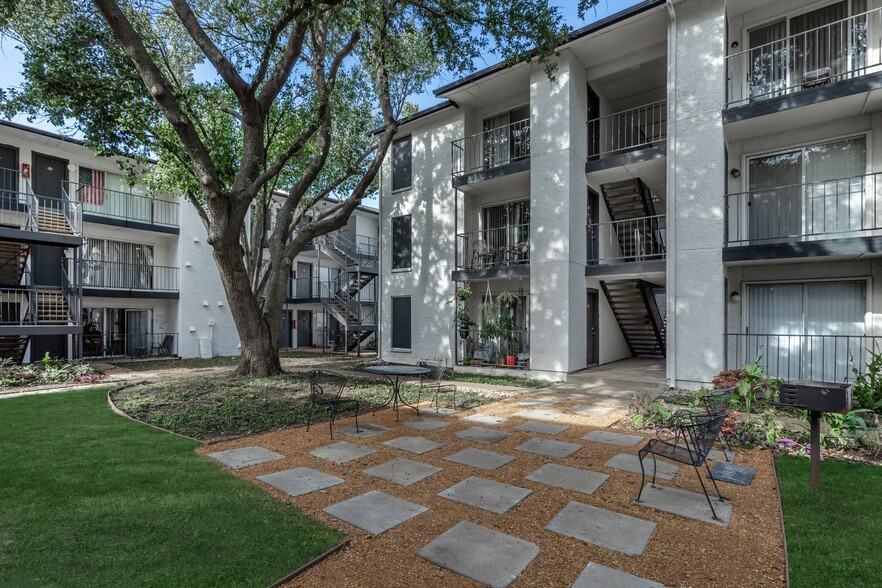 Primary Photo - Villas on Rosemeade East