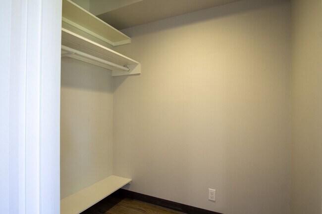 Building Photo - John's Landing: Mid-Century Studio w/ Walk-Through Closet!