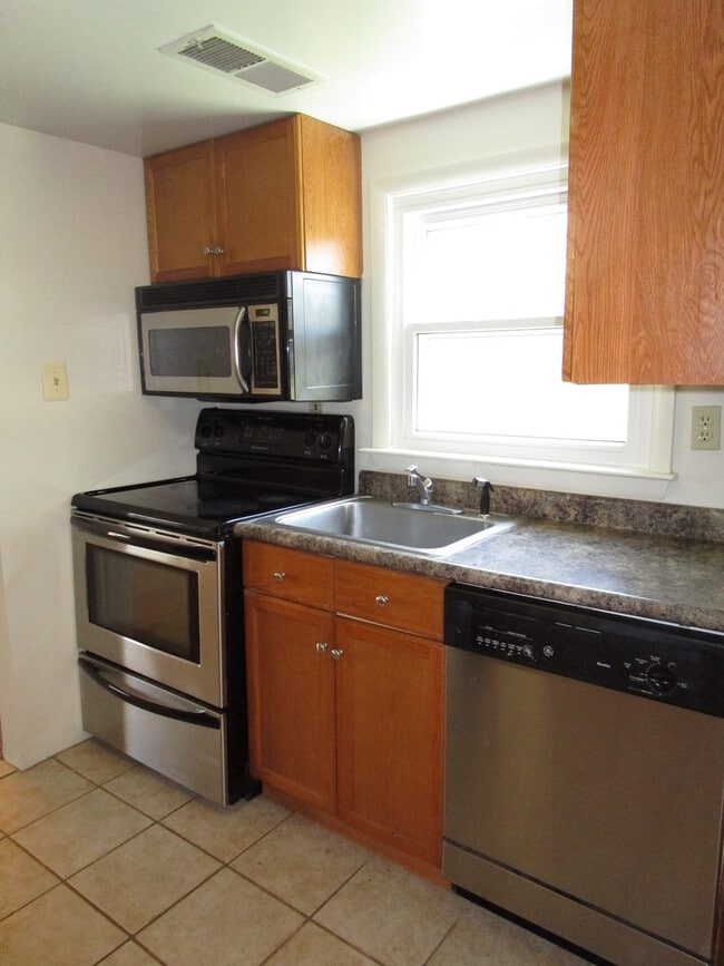 Building Photo - Gorgeous 3 BR/1.5 BA EOG Townhome in Pasad...