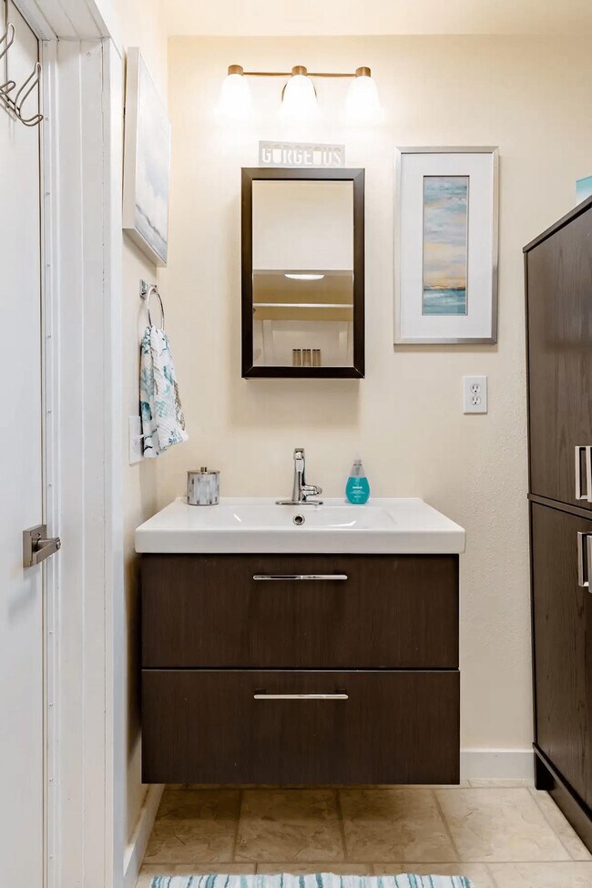 Building Photo - 756 N 76th St