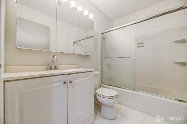Building Photo - 3328 Sayre Dr