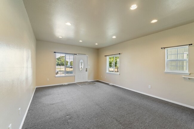 Building Photo - COMING SOON! Spacious 3 Bedroom / 2.5 Bathroom Single Family Home in Tacoma!