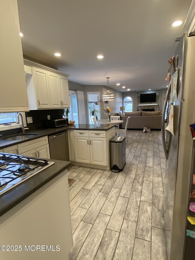 Building Photo - 11 Walnut Ct