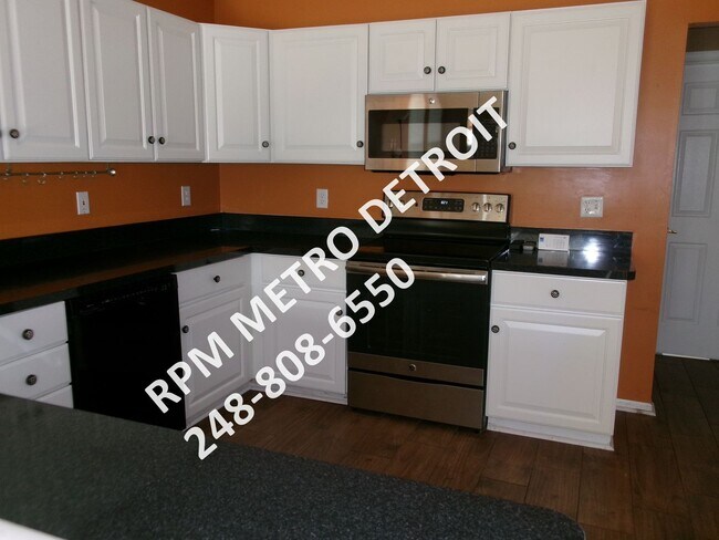 Building Photo - SPACIOUS HOME IN BROWNSTOWN