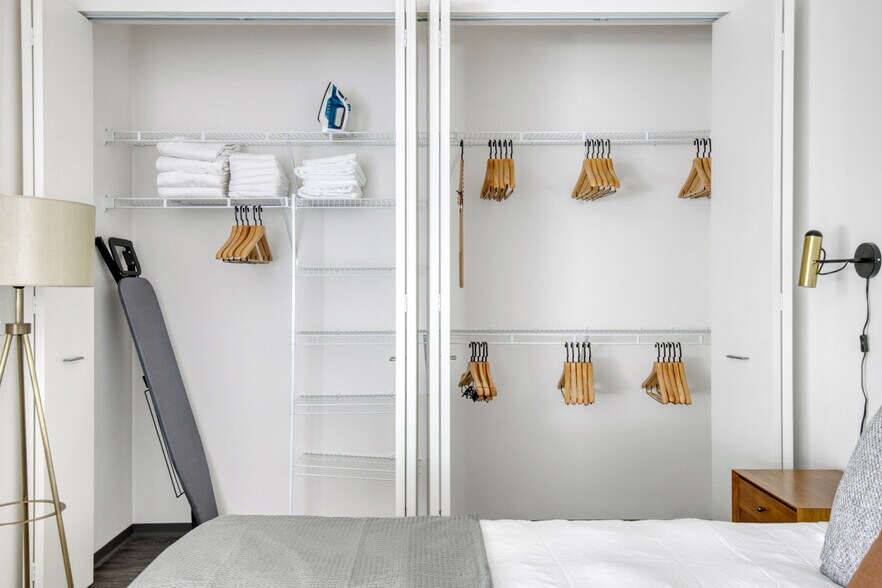 Building Photo - 2340 N California Ave