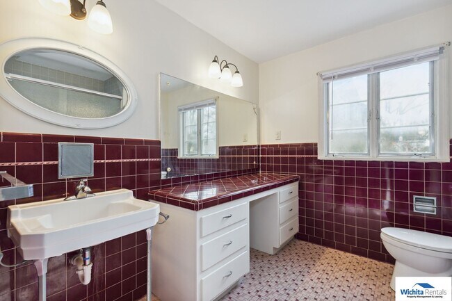 Building Photo - Mid Century Modern Ranch in Eastbourough