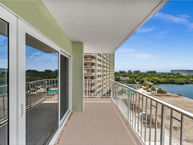 Building Photo - 500 Bayview Dr
