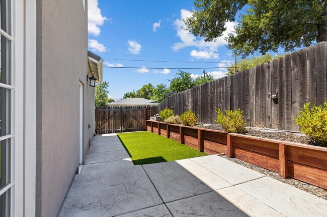 Building Photo - 5965 Hilltop Dr