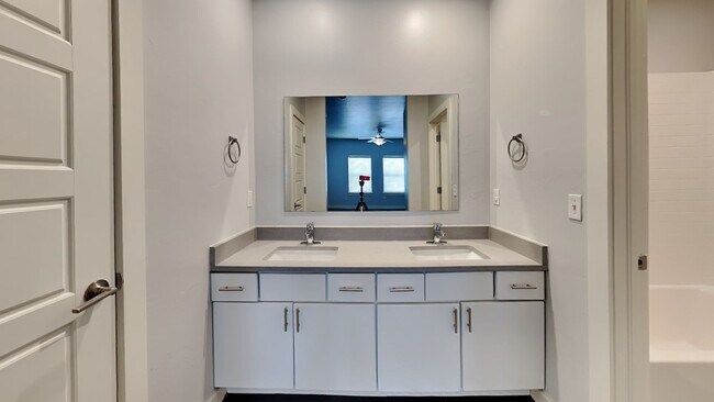 Building Photo - Very Nice 4 bedroom 2.5 bath home with a bonus room in Edmond schools