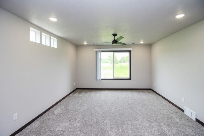 Building Photo - 3 bed 2 bath in Tea - $1775 with 13 month lease