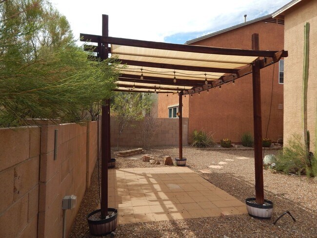 Building Photo - 2 Bedrooms - 2.5 bathrooms - Large Loft Area