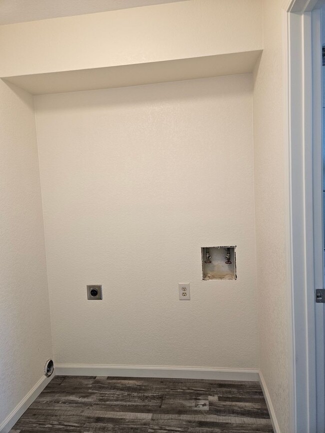 Building Photo - 2 bedroom or 1 bed with loft