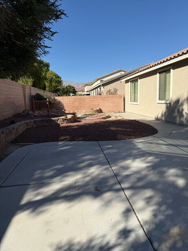 Building Photo - Beautiful three Bedroom, 2 Bath Home