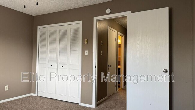 Building Photo - 25 Royal Crest Dr