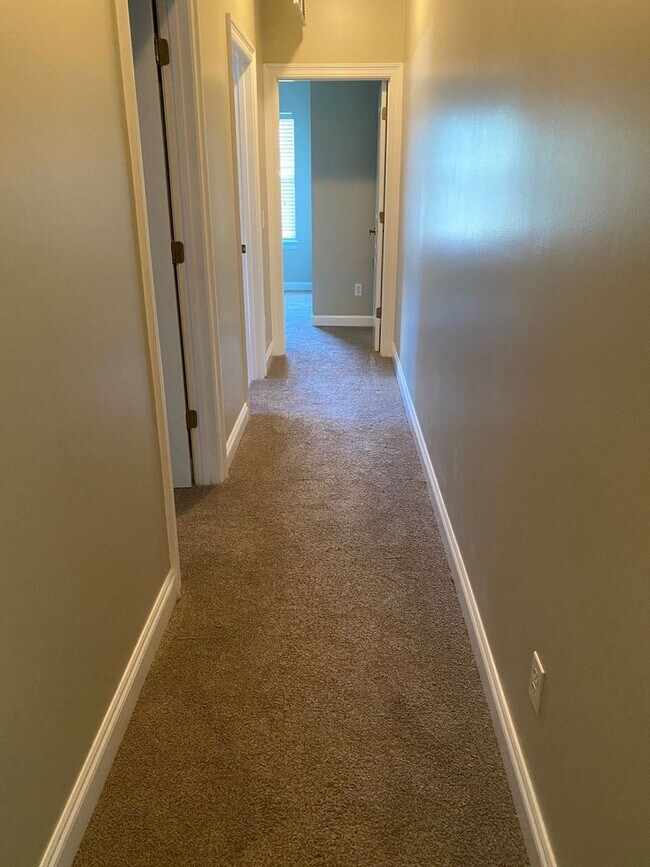 Building Photo - Spacious 3Bed/2Ba Brick Home in Established Neighborhood w/Easy Access to Everything! *SPECIAL: 1...