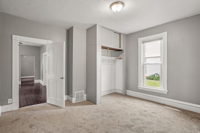 Building Photo - 3BR/1 Bath Lower Level Duplex in Northeast...
