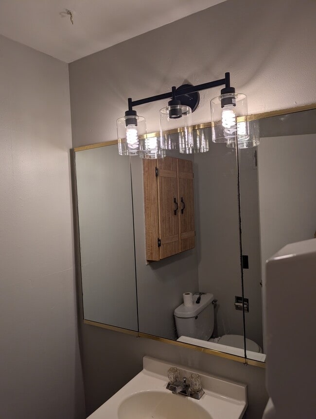 Building Photo - 208 Dee Rd