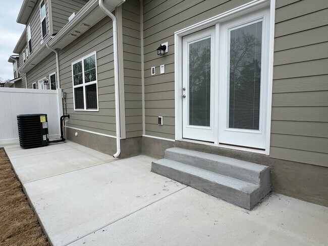 Building Photo - 967 Horse Mountain Rd