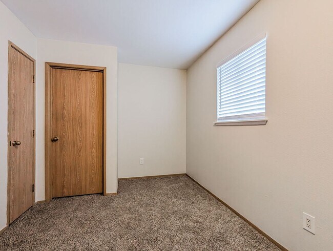 Building Photo - Move in Ready 3bd/2.5bth Townhome in great central location!