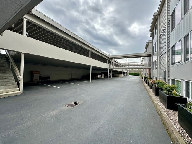 Building Photo - 600 S State St