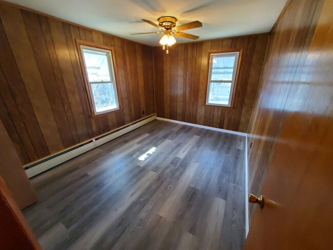 Building Photo - Single Family 2 bed/1 bath with HUGE Garag...
