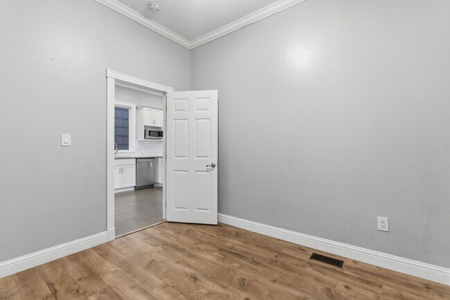 Building Photo - Bright & Modern 2BR Flat with Driveway Parking — Newly Renovated in Silver Terrace