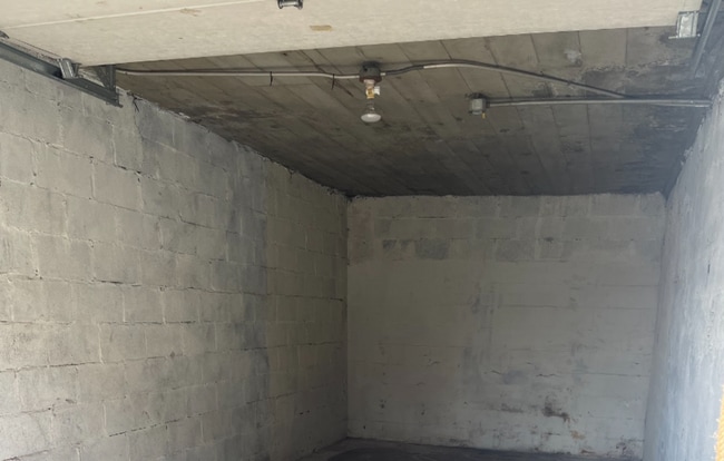 Building Photo - 2005-2007 Southeast Salmon Street - D