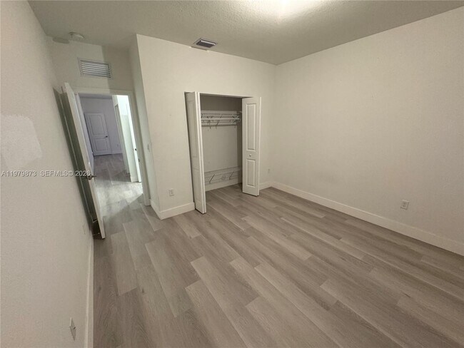 Building Photo - 2623 SE 8th Ct