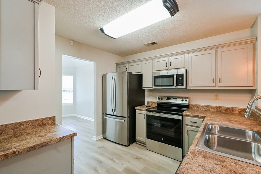 Building Photo - 8262 Regal Bend Dr