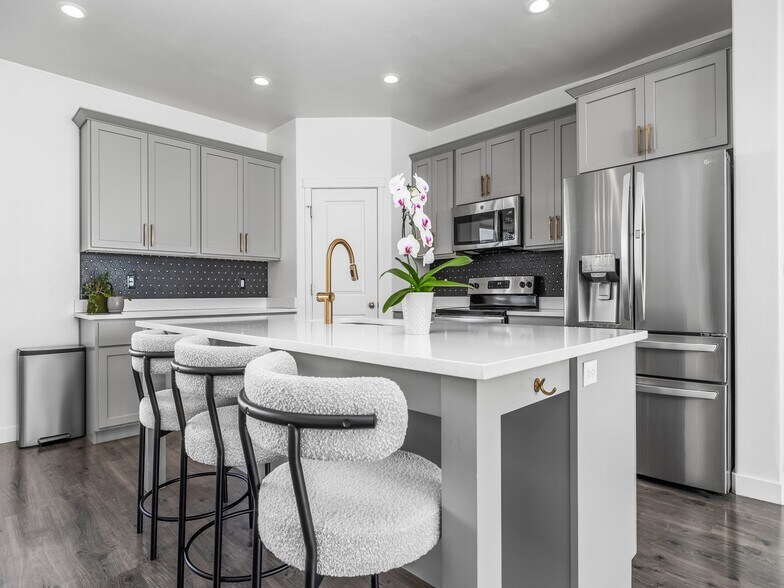 Building Photo - 439 S Meadow Garden Rd