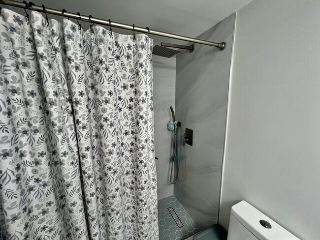 Building Photo - 2033 SE 10th Ave