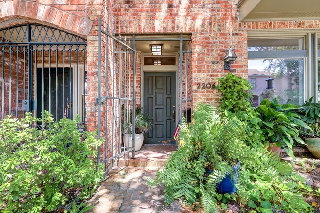 Building Photo - Large Townhome in River Oaks