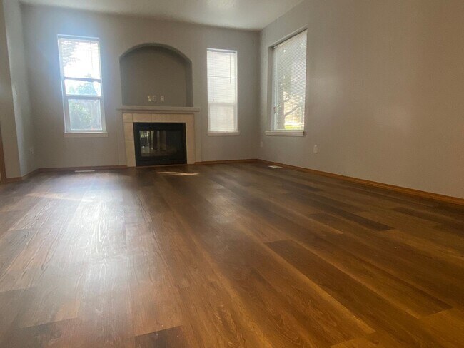 Building Photo - Come See This Lovely 3 Bedroom Townhouse!