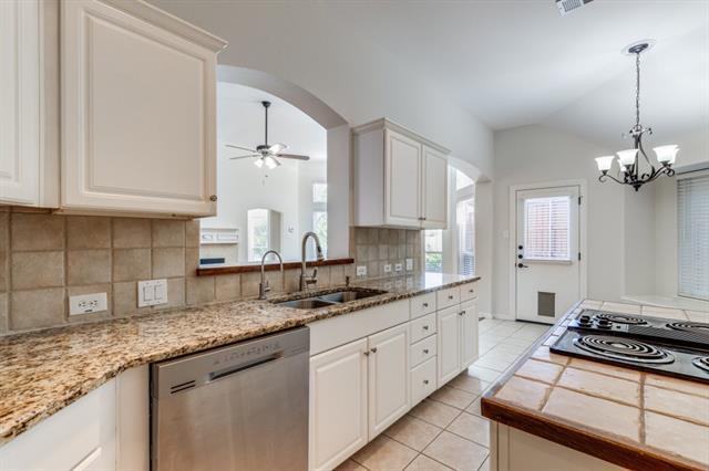 Building Photo - 8904 Lakewood Dr