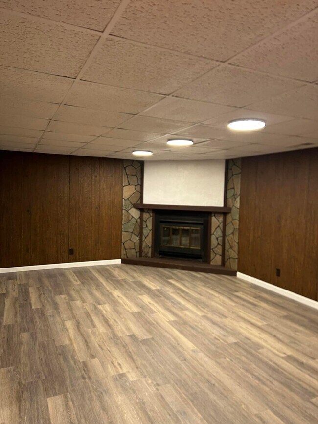 Building Photo - 233 N Fanelle Ave