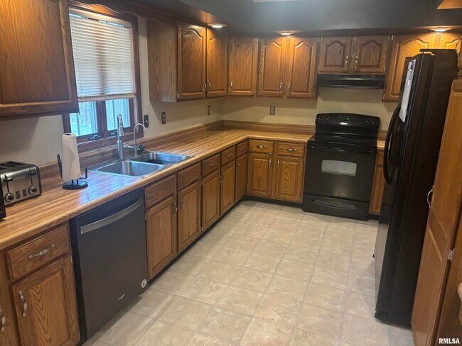 Building Photo - 705 Crestview Dr