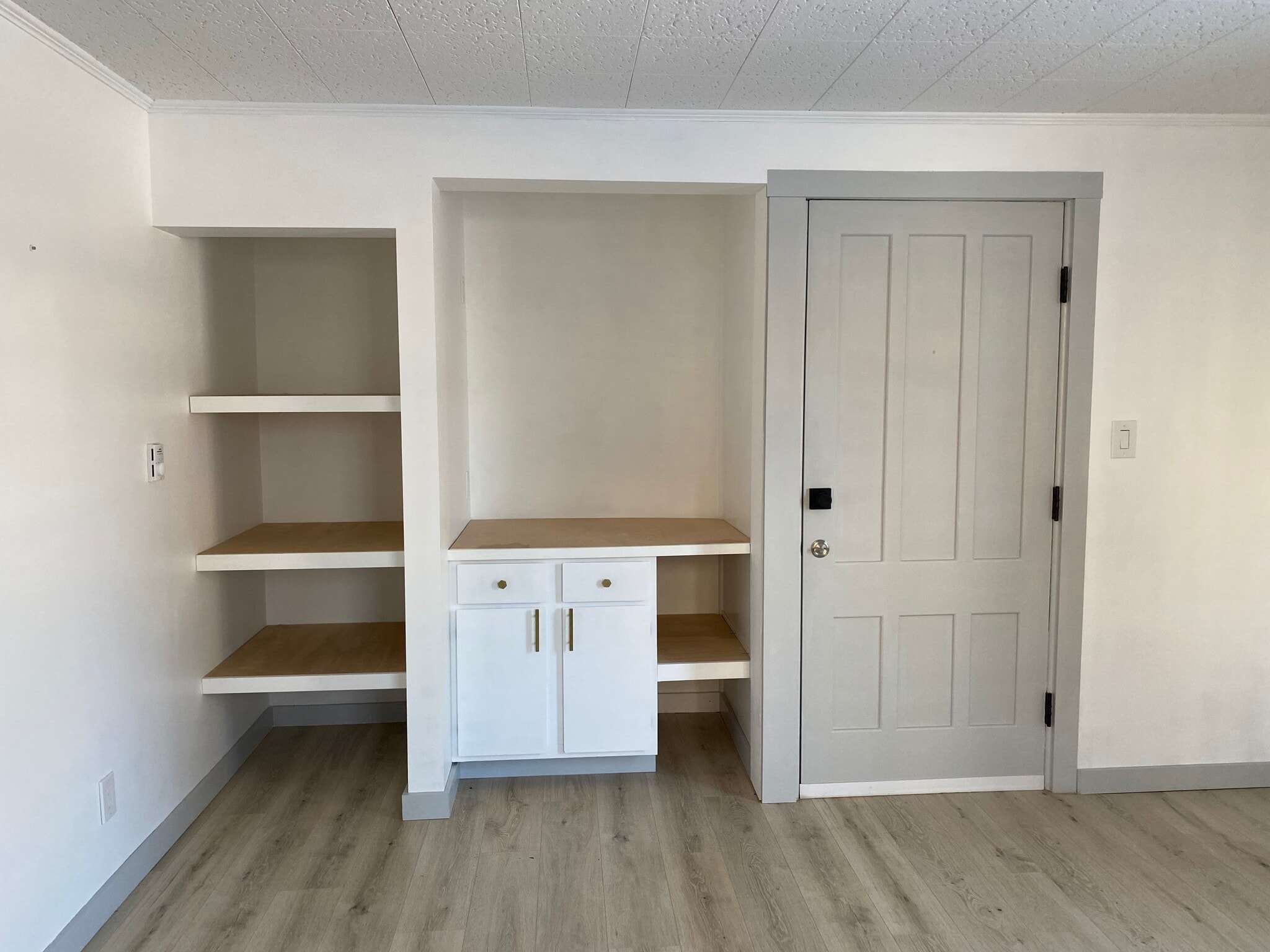 living storage/media area - 454 Kenwood Ave