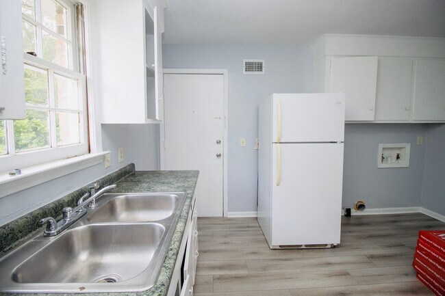 Building Photo - Spacious 2 Bedroom, 1 Bath - Available NOW!