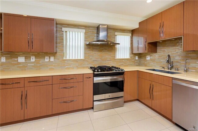 Building Photo - 6928 Gaviota Ave