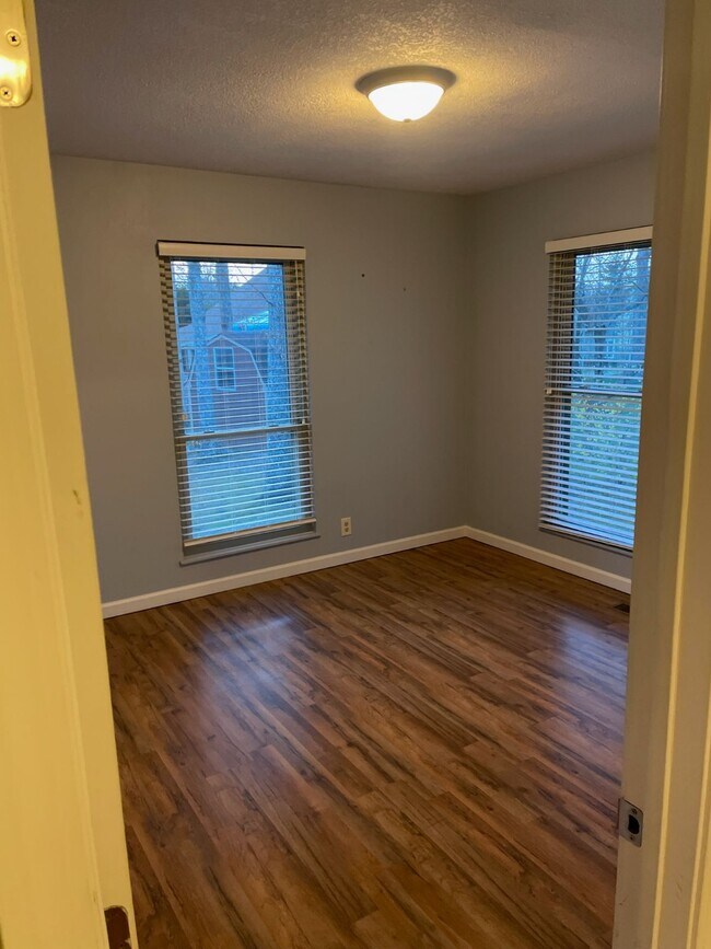 Building Photo - 213 Lakeview Dr