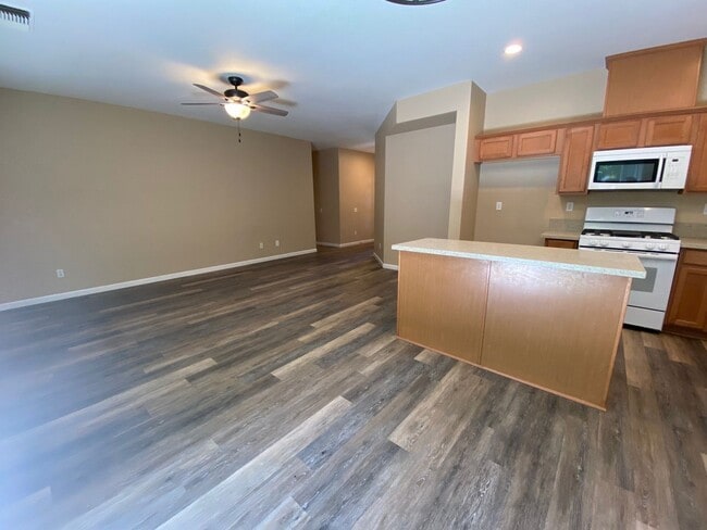 Building Photo - Charming 3 Bedroom 2 Bath Home in Elk Grov...