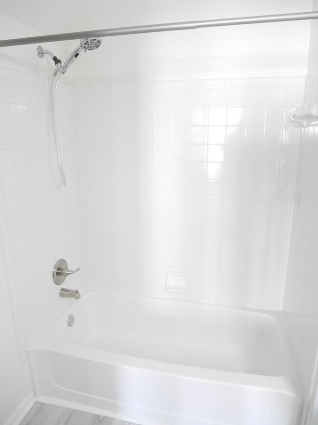 Building Photo - Spacious Townhome- Glen Burnie, MD *PET FR...