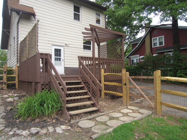 Building Photo - Updated 2 Bedroom 1.5 Bath in Pleasant Ridge