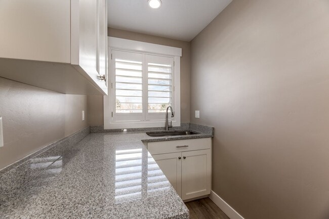 Building Photo - Stunning Above-Garage Apartment In Excelle...