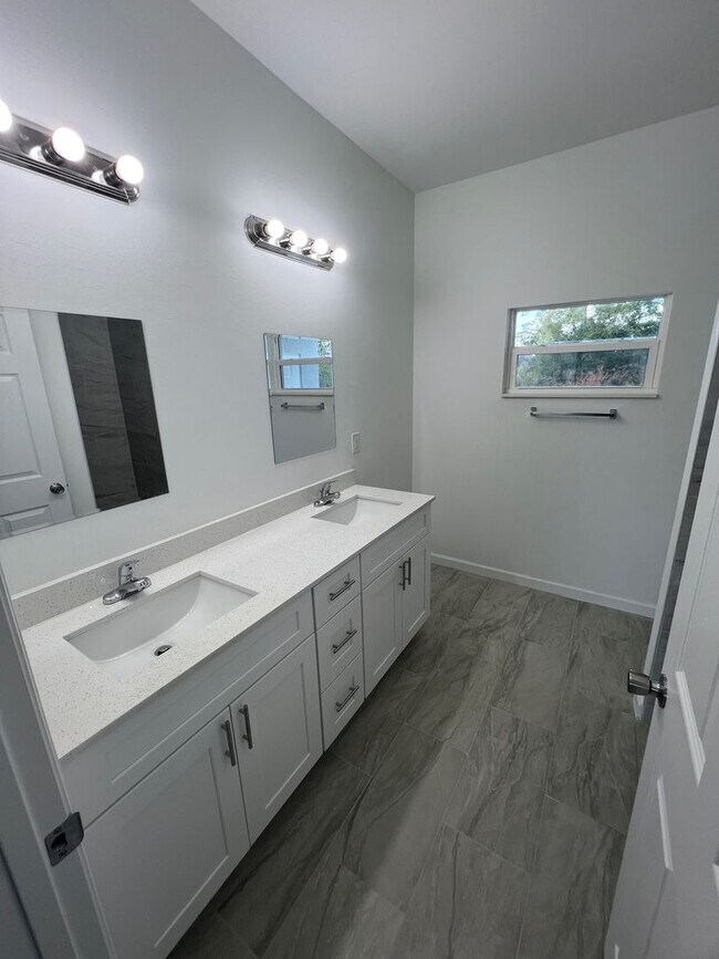 Building Photo - Brand-New 3BR/2BA Home with Garage – Serene Lake Placid Neighborhood