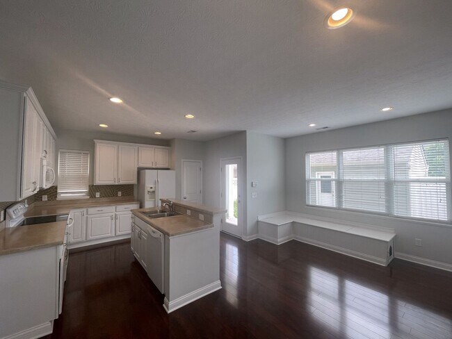Building Photo - 5597 Lantos Rd