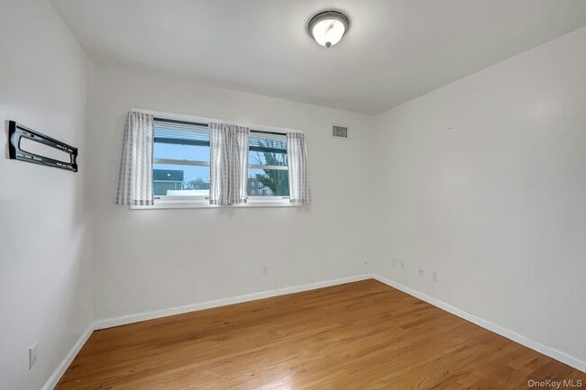 Building Photo - 417 City Island Ave