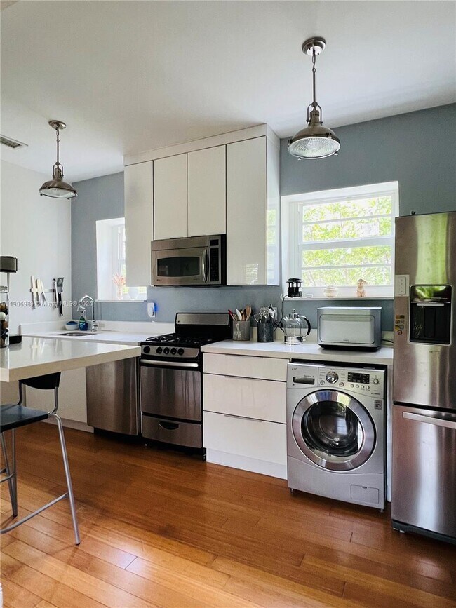 Building Photo - 4812 Pine Tree Dr