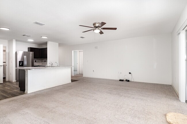 Building Photo - 139 Violet Ct